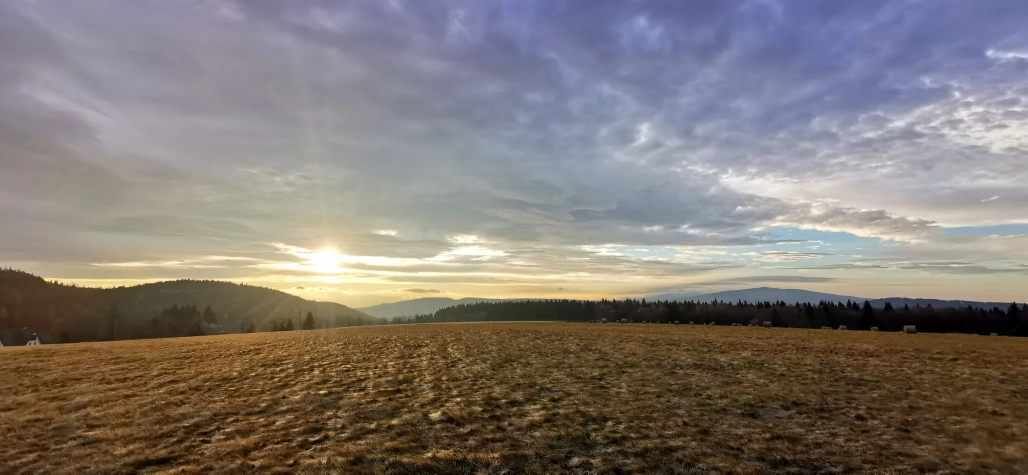 Wschód słońca nad łąką w Górach Stołowych, widok spod ANDRRAM