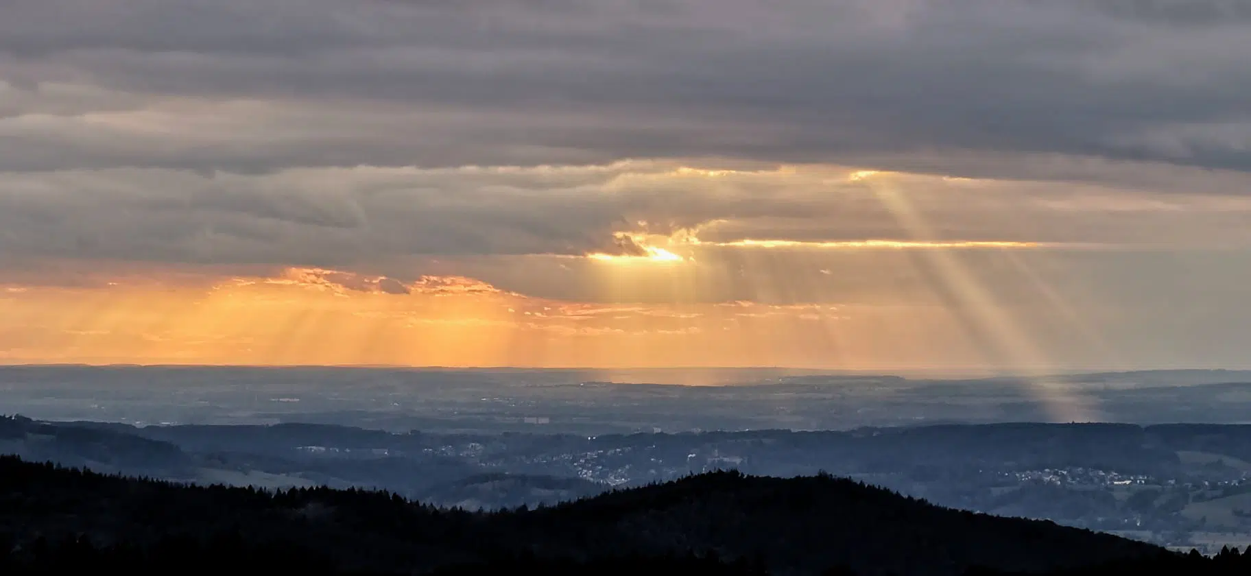 Zachód słońca nad panoramą gór widziany z okolic ANDRRAM
